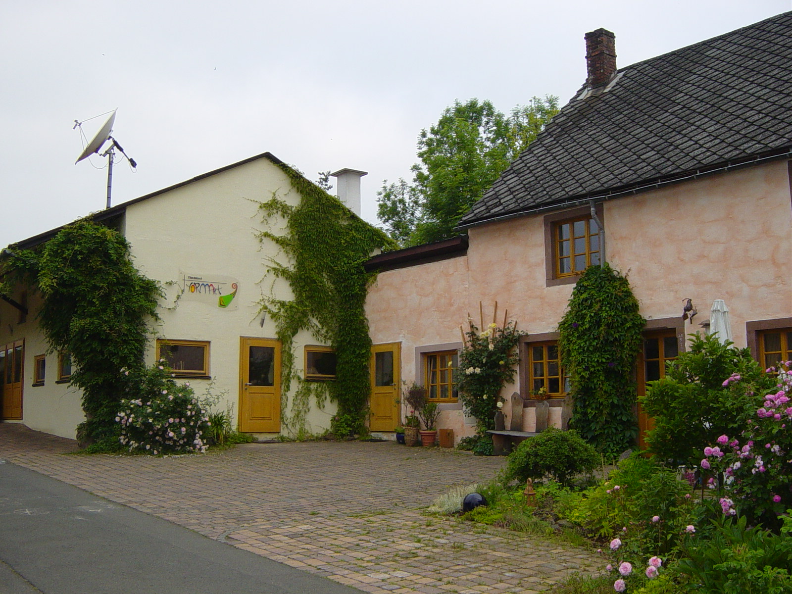 Außenansicht der Tischlerei & Kreativscheune FormArt im alten Dorfkern in Pützborn